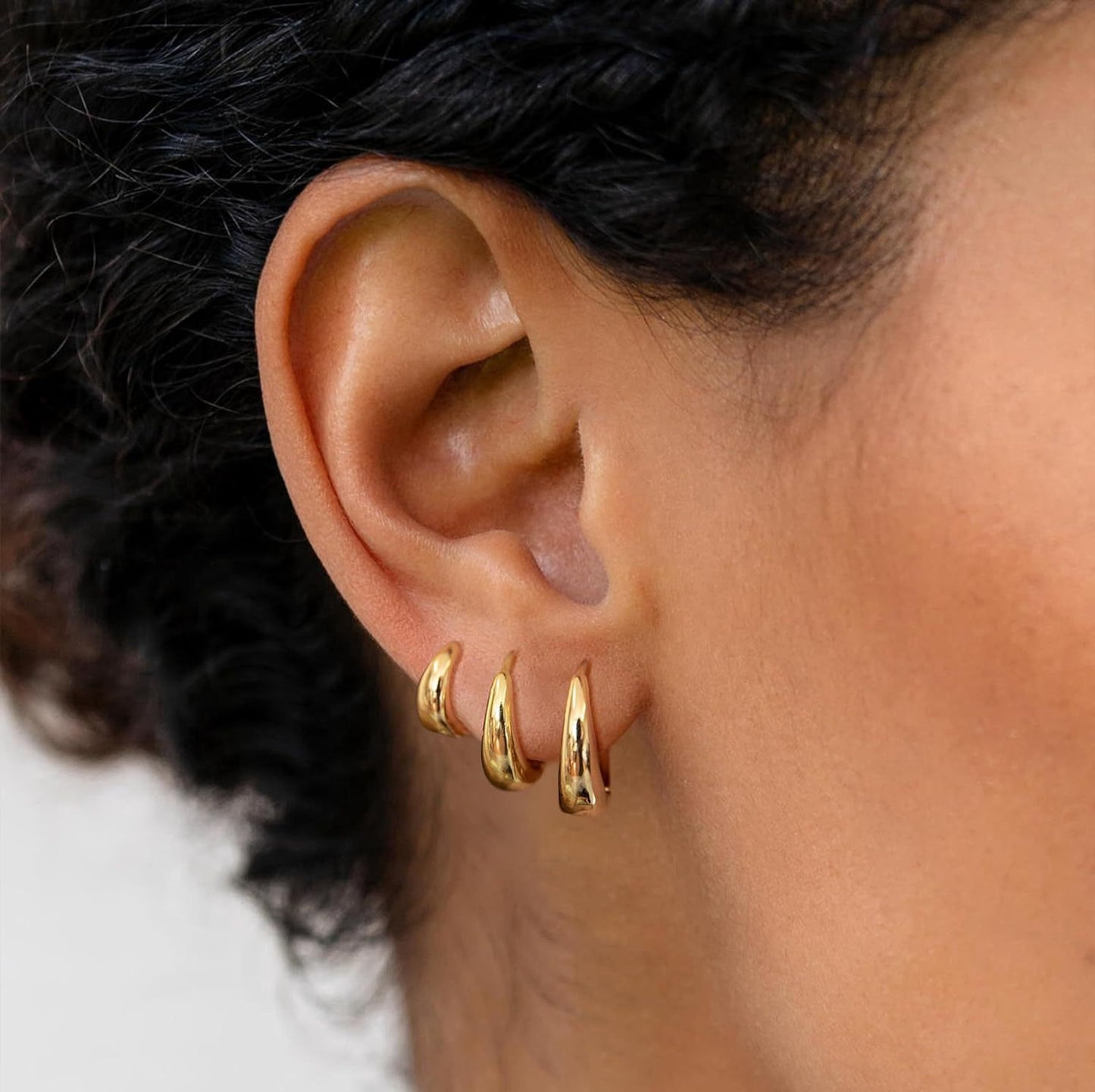 Pendientes sencillos y brillantes de oro de 18 quilates para mujer