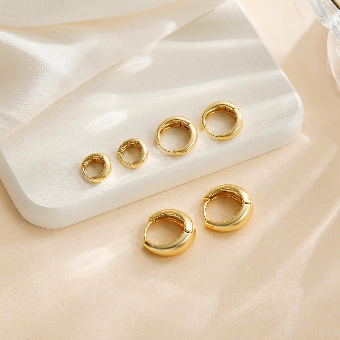 Pendientes sencillos y brillantes de oro de 18 quilates para mujer