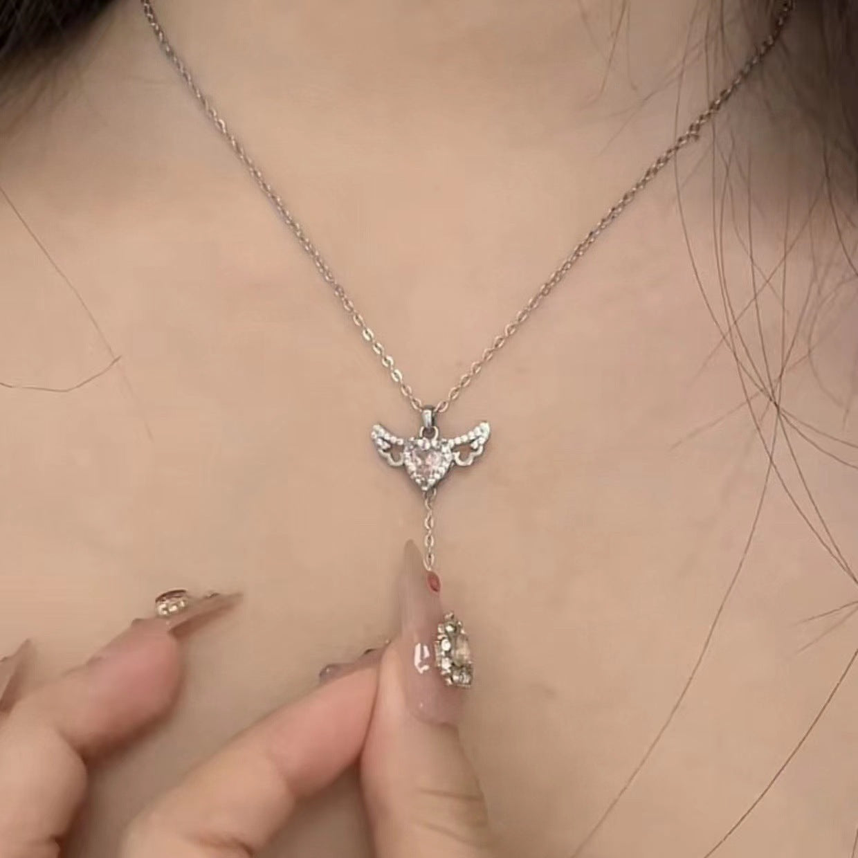 Collar con borlas y alas de ángel con forma de corazón de Cupido en movimiento y cadena de clavícula de cristal, joyería para mujer