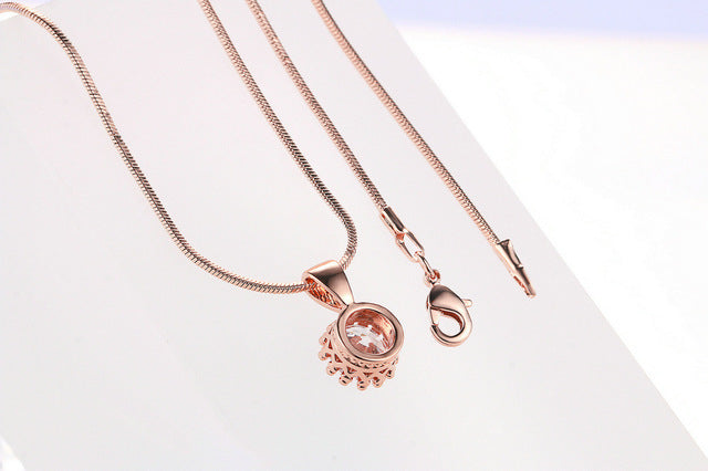 Collar con colgante de circonitas bañado en oro rosa y oro blanco