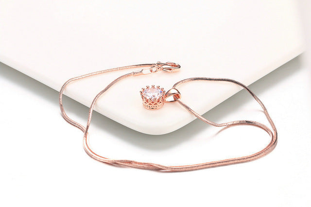 Collar con colgante de circonitas bañado en oro rosa y oro blanco